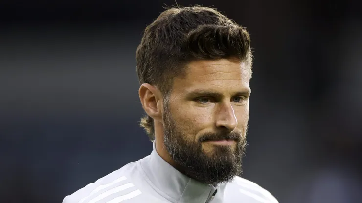 Giroud é oferecido a times do Brasil.