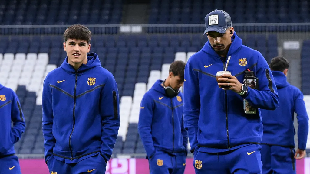 Ronald Araujo ao lado de Pau Cubarsí antes de partida pelo Barcelona (Photo by David Ramos/Getty Images)