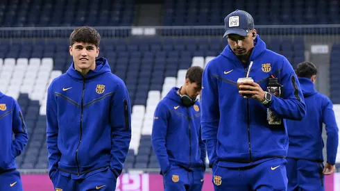 Ronald Araujo ao lado de Pau Cubarsí, jogadores do Barcelona