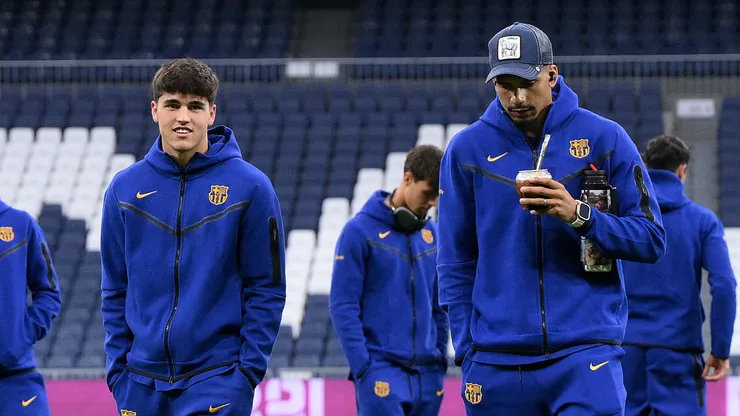 Ronald Araujo ao lado de Pau Cubarsí, jogadores do Barcelona