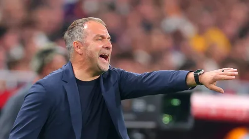 Hansi Flick orienta o time do Barcelona. Foto: Fran Santiago/Getty Images