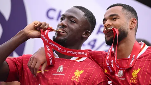 Cody Gakpo e Konaté juntos após título da Premier League