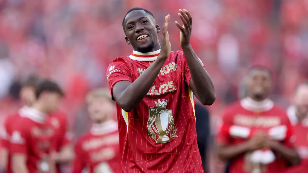Ibrahima Konaté comemora título da Premier League com a camisa do Liverpool (Photo by Carl Recine/Getty Images)