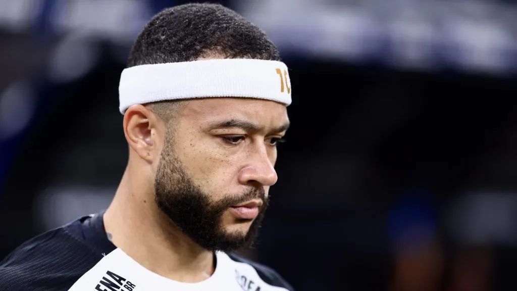 Memphis Depay, com a camisa e faixa branca na cabeça