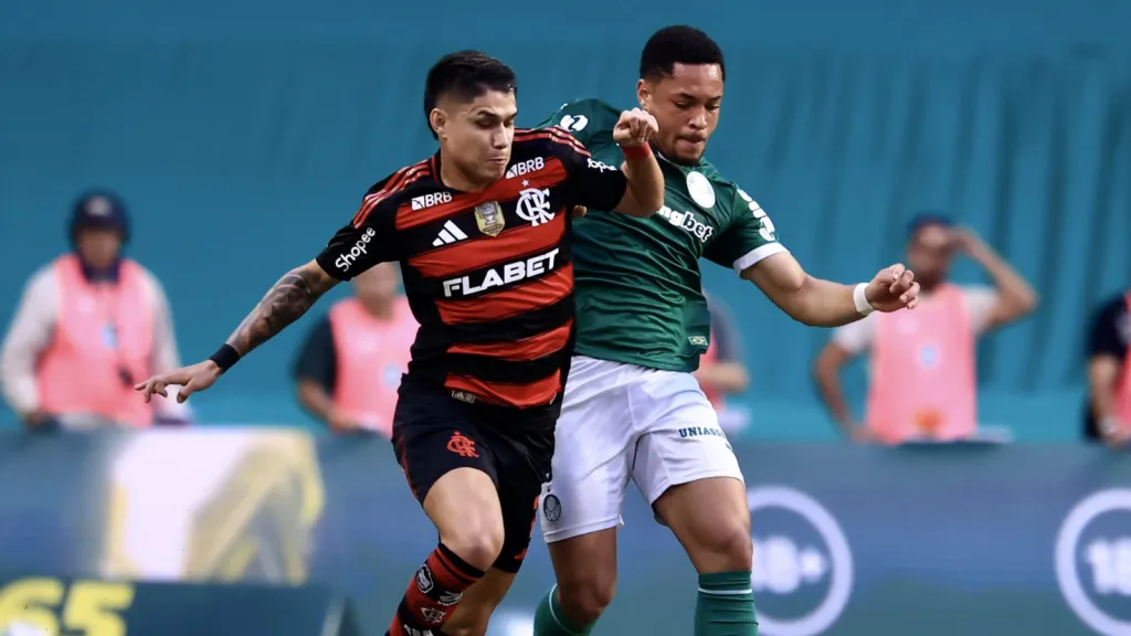 Vitor Roque jogador do Palmeiras disputa lance com Luiz Araújo jogador do Flamengo (Foto: Marcello Zambrana/AGIF)