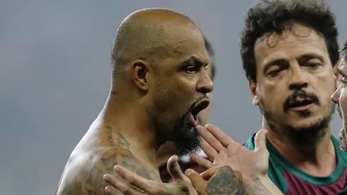Felipe Melo brigando com Eduardo Coudet ao lado de Fernando Diniz, após partida do Fluminense
