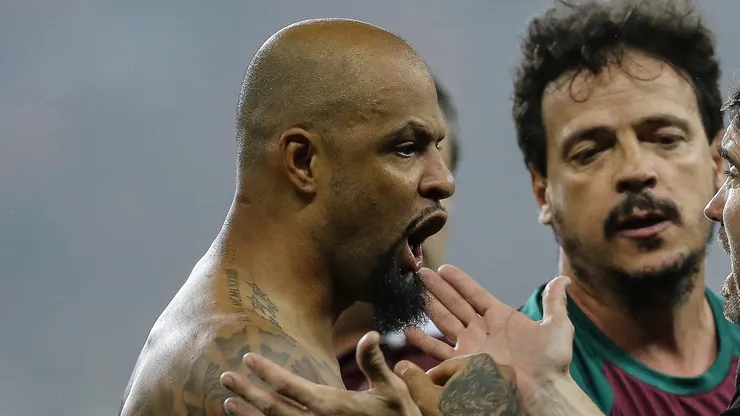 Felipe Melo brigando com Eduardo Coudet ao lado de Fernando Diniz, após partida do Fluminense