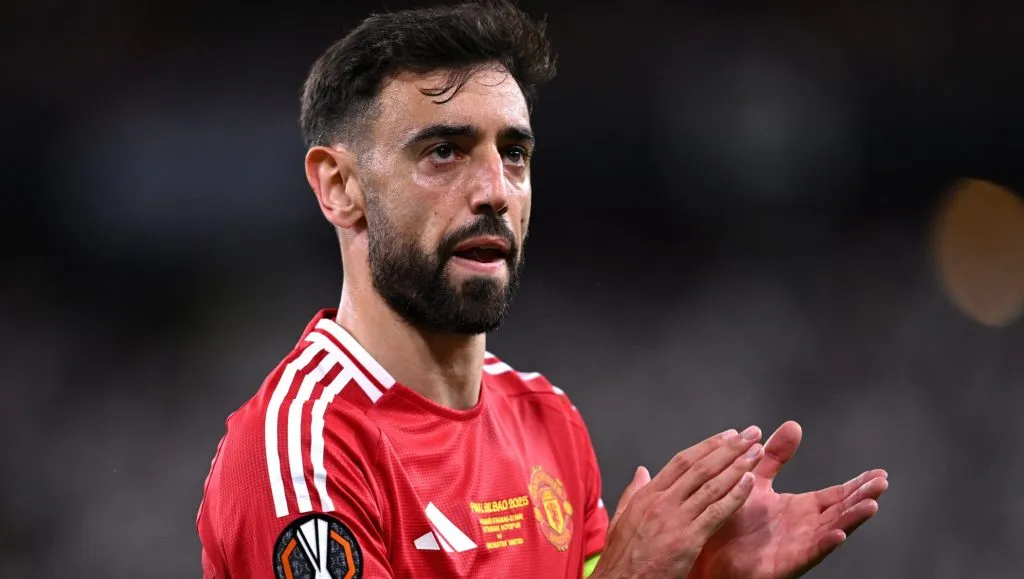 Bruno Fernandes, de camisa vermelha em campo