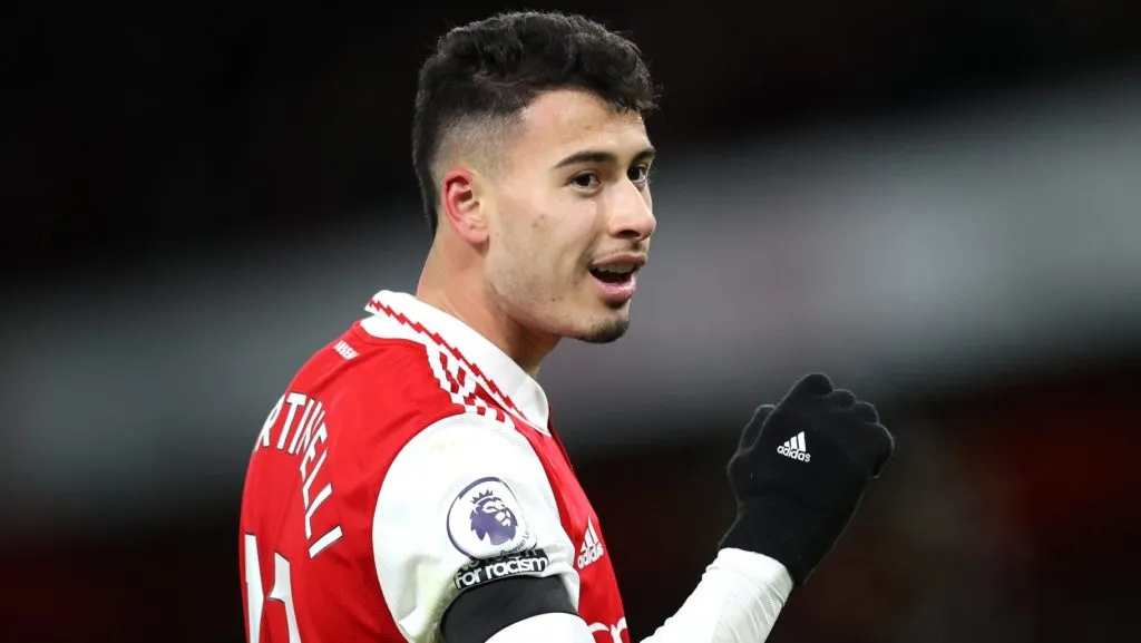 Gabriel Martinelli, com a camisa vermelha e branca