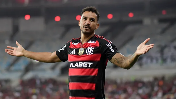 Danilo comemora gol pelo Flamengo