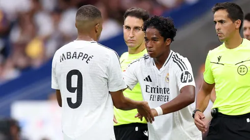 Mbappé sai de campo para a entrada de Endrick