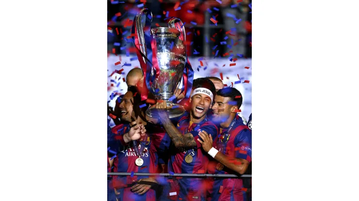 Neymar com a taça da Champions League. Foto: Paul Gilham/Getty Images