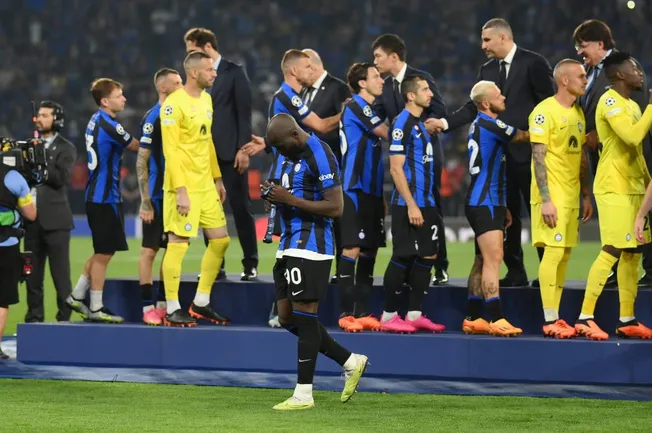Jogadores da Inter de Milão, com a camisa preta e azul, na Champions League