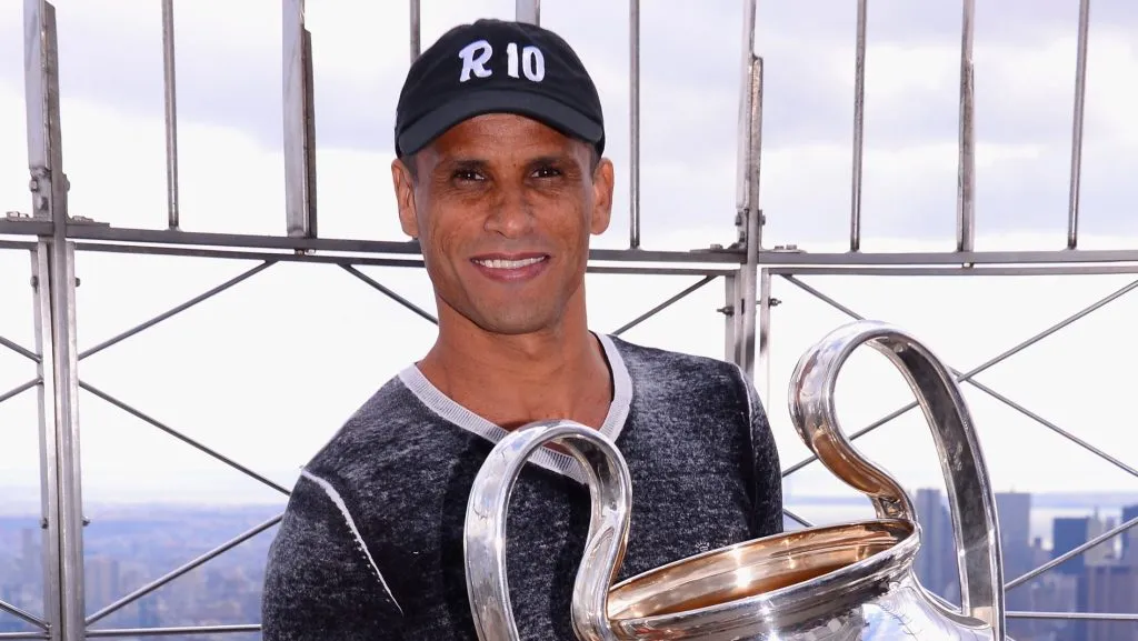 NOVA YORK, NY - 17 DE MARÇO: Rivaldo posa com o troféu da Liga dos Campeões da UEFA no topo do Empire State Building, em 17 de março de 2015, na cidade de Nova York. O troféu esteve em Nova York como parte da UCL Trophy Tour, apresentada pela Heineken.