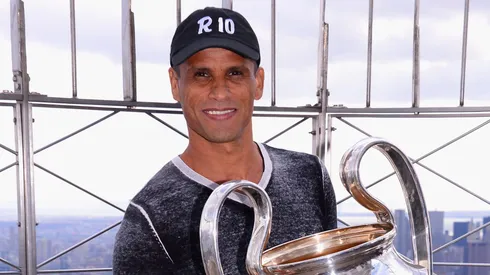 Rivaldo com a taça da Champions League. Foto: Stephen Lovekin/Getty Images for Heineken