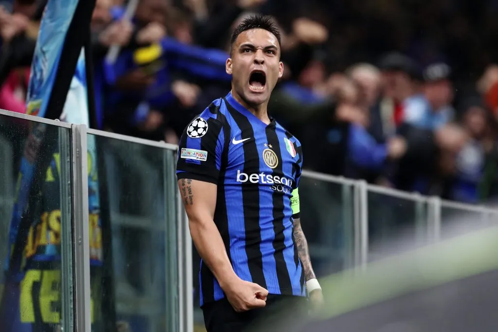 Lautaro Martínez com a camisa preta e azul