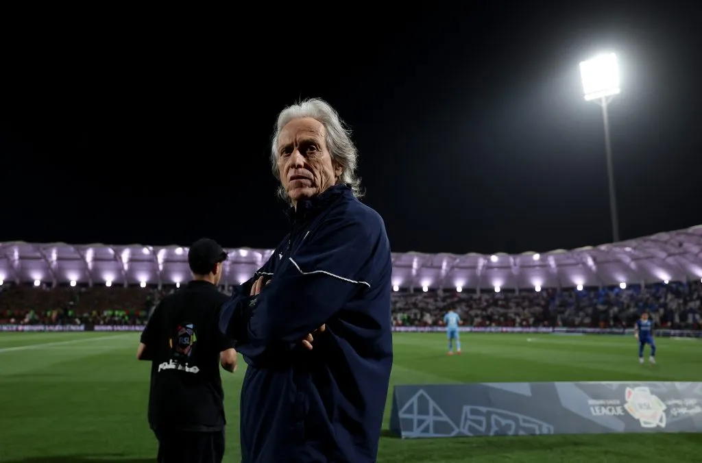 Jorge Jesus, técnico principal do Al Hilal, observa antes do jogo da Saudi Pro League entre Al Ettifaq e Al Hilal, no Estádio EGO, em 11 de abril de 2025, em Ad Dammam, Arábia Saudita. (Foto de Yasser Bakhsh/Getty Images)