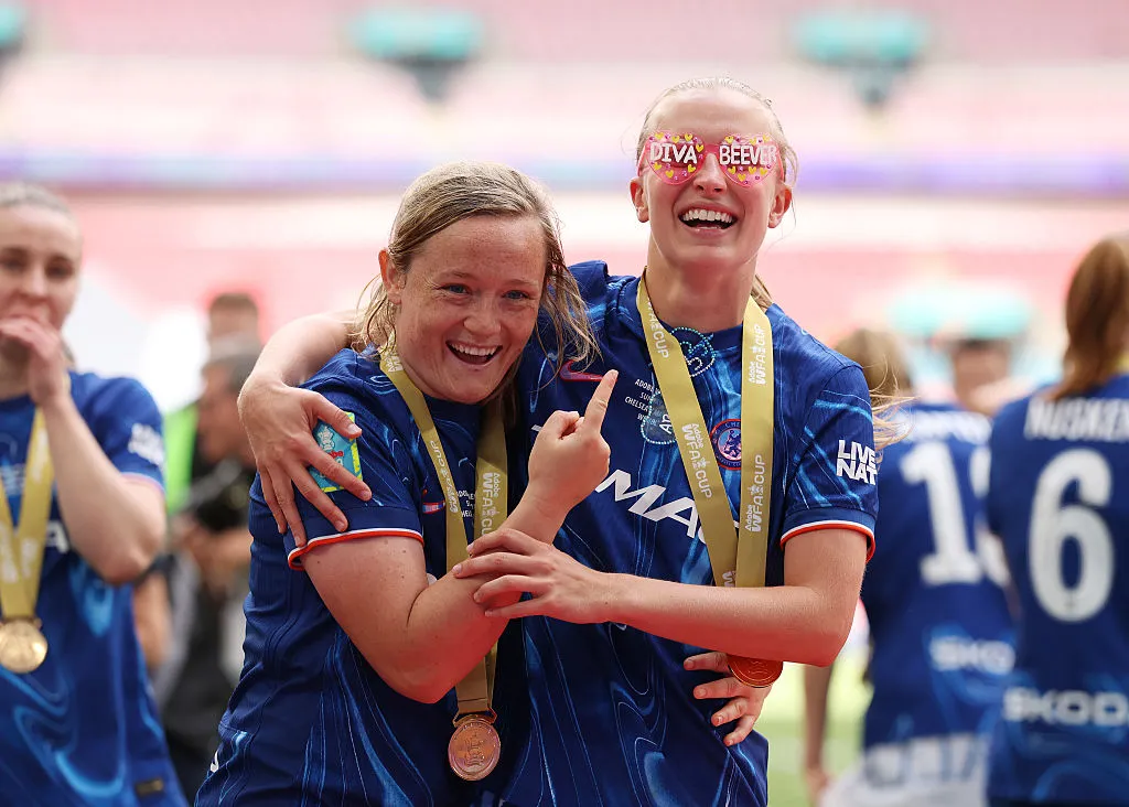 Agnes Beever-Jones na comemoração do título da FA Women's Cup 2024/25 (Photo by Richard Pelham/Getty Images)