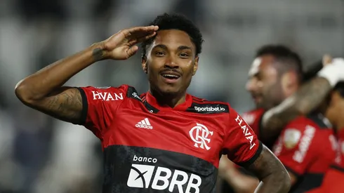 Ex-Flamengo, Vitinho pode reforçar o Internacional na Libertadores após ficar livre no mercado. (Photo by Cesar Olmedo-Pool/Getty Images)