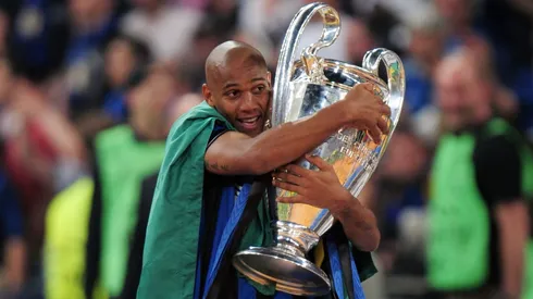 Maicon comemorando com a taça da Champions League. Foto: Shaun Botterill