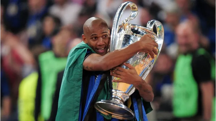 Maicon comemorando com a taça da Champions League. Foto: Shaun Botterill