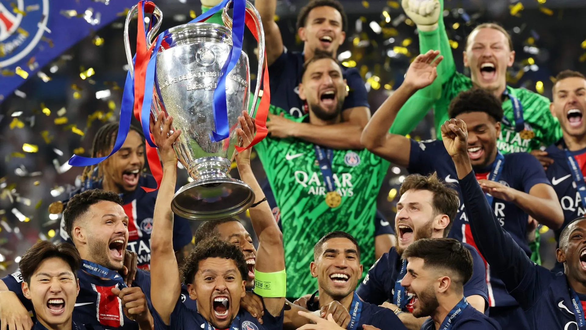 Marquinhos, capitão do PSG, leva a taça da campeão da Champions League (Photo by Carl Recine/Getty Images)
