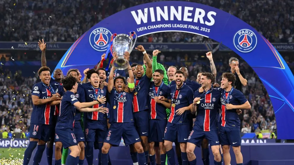 Jogadores do PSG comemorando título da Champions League. Foto: Justin Setterfield/Getty Images