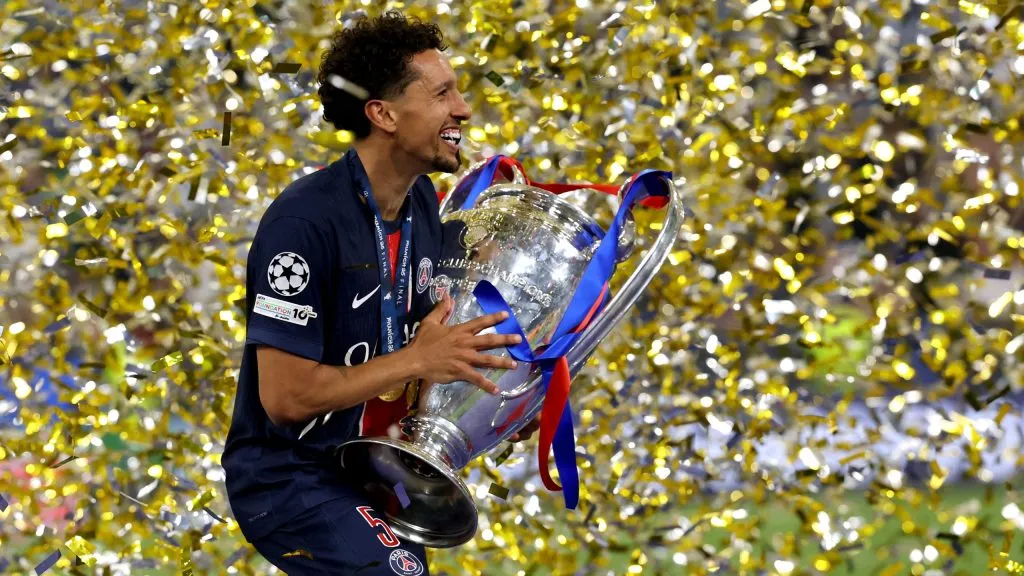 Marquinhos com a taça da Champions League. Foto: Carl Recine/Getty Images