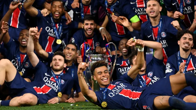 Désiré Doué comemora título da Champions League ao lado do elenco do PSG (Photo by Justin Setterfield/Getty Images)