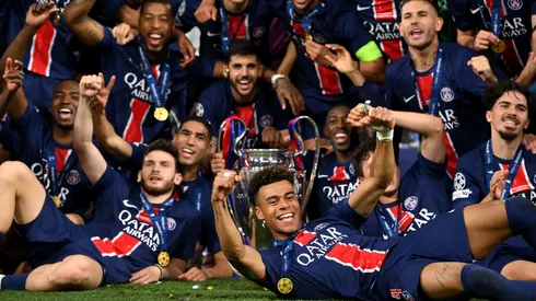 Désiré Doué ao lado do elenco do PSG, após a conquista da Champions League