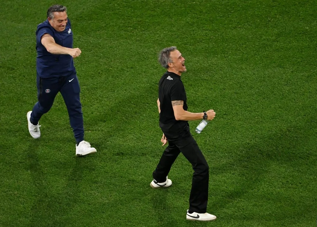 Luis Enrique, técnico do Paris Saint-Germain, comemora depois que Khvicha Kvaratskhelia, do Paris Saint-Germain (não aparece na foto), marca o quarto gol de sua equipe durante a final da Liga dos Campeões da UEFA de 2025, entre Paris Saint-Germain e FC Internazionale Milano, na Arena de Futebol de Munique, em 31 de maio de 2025, em Munique, Alemanha. (Foto de Dan Mullan/Getty Images)