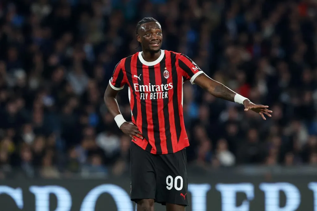 Tammy Abraham, do AC Milan, durante a partida da Serie A entre Napoli e AC Milan no Estádio Diego Armando Maradona, em 30 de março de 2025, em Nápoles, Itália. (Foto de Francesco Pecoraro/Getty Images)