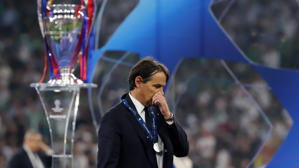 Simone Inzaghi recebe a medalha de vice-campeão da Champions League pela Inter de Milão (Photo by Carl Recine/Getty Images)