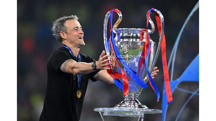 Luis Enrique com a taça de campeão da Champions