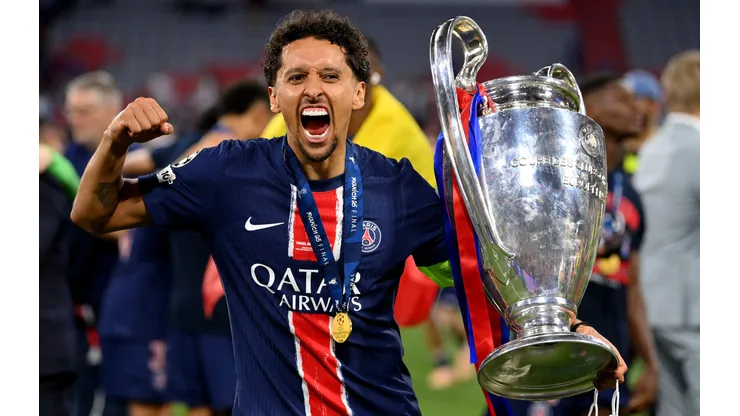 Marquinho é campeão da Champions League como capitão com o PSG