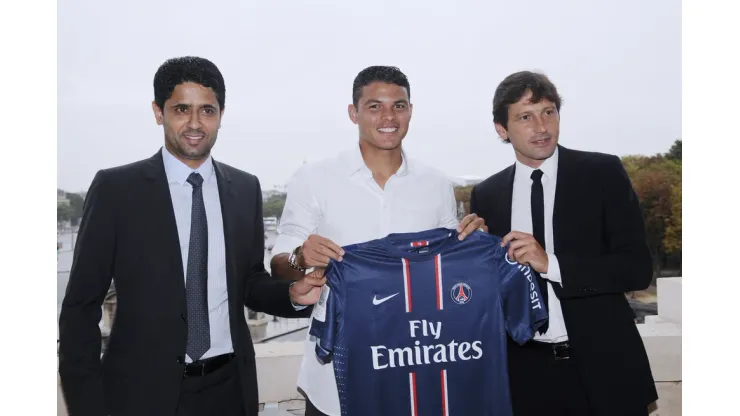 Thiago Silva é apresentado, em 2012, ao lado do presidente Nasser Al-Khelaifi e de Leonardo — Foto: Bertrand Guay/AFP