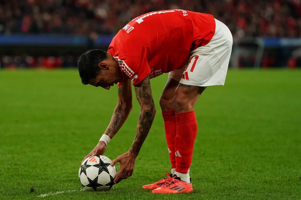Ángel Di María, do SL Benfica, em ação durante a partida da Fase de Liga MD6 da UEFA Champions League 2024/25 entre SL Benfica e Bologna FC 1909 no Estádio da Luz, em 11 de dezembro de 2024, em Lisboa, Portugal. (Foto: Gualter Fatia/Getty Images)