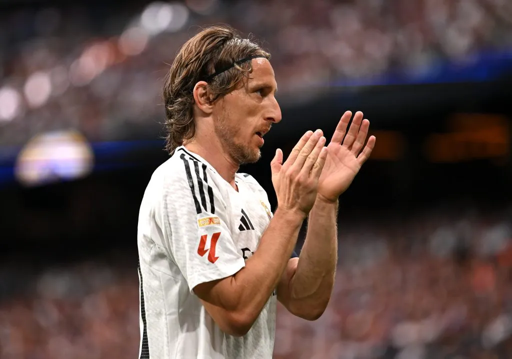Luka Modrić, do Real Madrid, aplaude os torcedores durante a partida da LaLiga entre Real Madrid CF e Real Sociedad no Estádio Santiago Bernabéu, em 24 de maio de 2025, em Madrid, Espanha. (Foto de Denis Doyle/Getty Images)