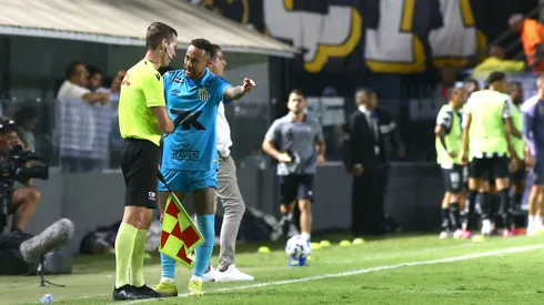 Em jogo tenso na Vila Belmiro, o Santos foi derrotado pelo Botafogo por 1 a 0, após a expulsão de Neymar por tentativa de gol irregular. Foto Mauricio De SouzaAGIF