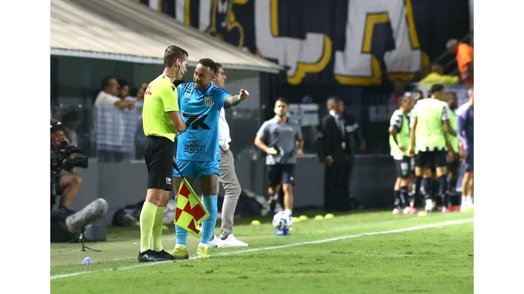 Em jogo tenso na Vila Belmiro, o Santos foi derrotado pelo Botafogo por 1 a 0, após a expulsão de Neymar por tentativa de gol irregular. Foto Mauricio De SouzaAGIF