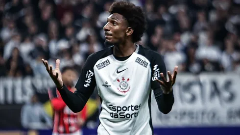 Dorival Júnior e Talles Magno foram alvos das críticas, enquanto Rodrigo Garro apareceu como destaque positivo. Foto: Fabio Giannelli/AGIF