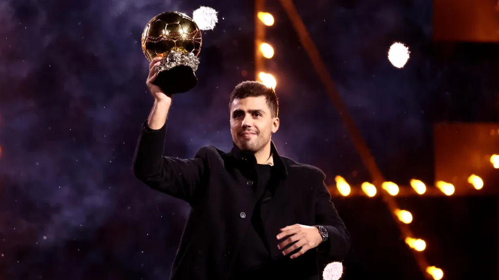 Rodri com a Bola de Ouro (Photo by Naomi Baker/Getty Images)