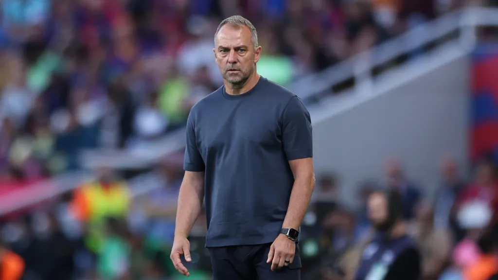 Treinador do Barcelona, Hansi Flick, durante partida pelo clube na La Liga (Photo by Judit Cartiel/Getty Images)