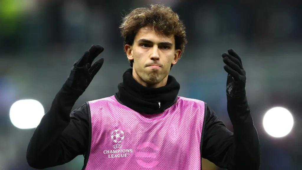 João Félix no aquecimento, em partida pelo Milan na Champions League (Photo by Marco Luzzani/Getty Images)