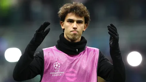 João Félix no aquecimento pelo Milan
