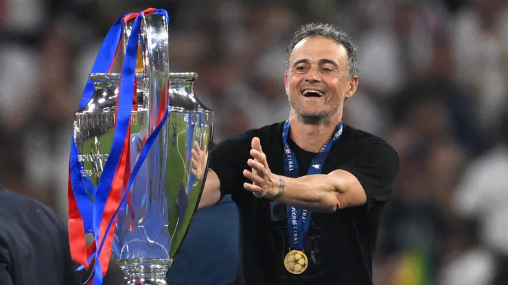 Luis Enrique com a taça da Champions League