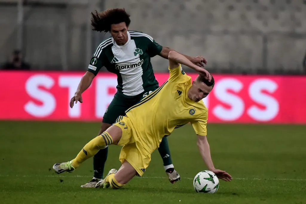 Willian Arão, com a camisa verde e branca, do Panathinaikos, e alvo do Santos