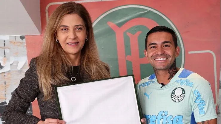 Leila Pereira entregou homenagem ao Dudu pelos 350 jogos disputados com o Palmeiras. Fabio Menotti/S.E. Palmeiras