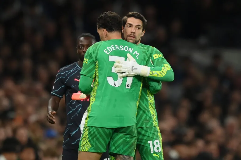 Goleiros do Manchester City com a camisa verde 