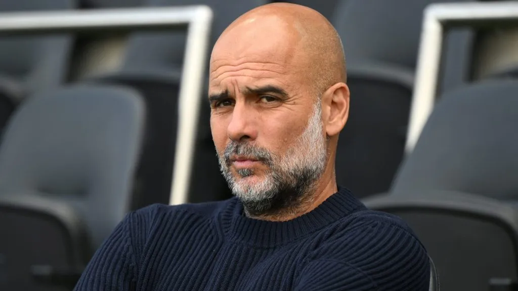 Guardiola, de camisa preta